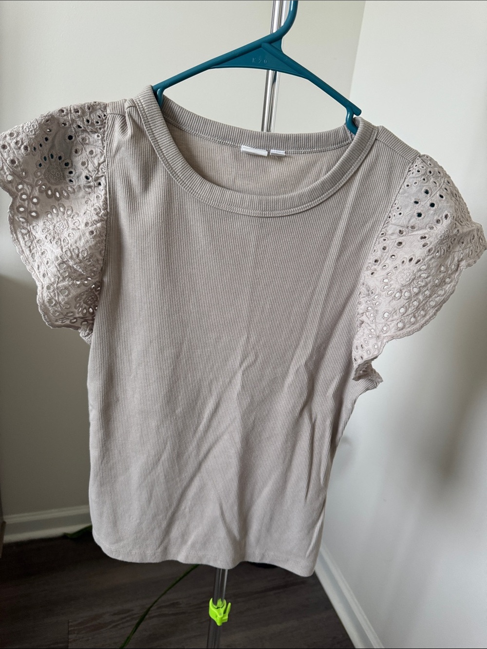 GAP Eyelet Flutter Sleeve Ribbed Tee - Cream